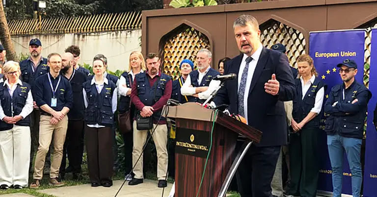 সংবাদ সম্মেলনে ইভার্স ইজাবস